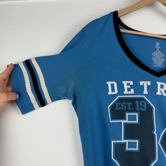 NFL Team Apparel Women’s L Detroit Lions V-Neck Tee Y2K-Inspired Blue #34 - Picture 4 of 8